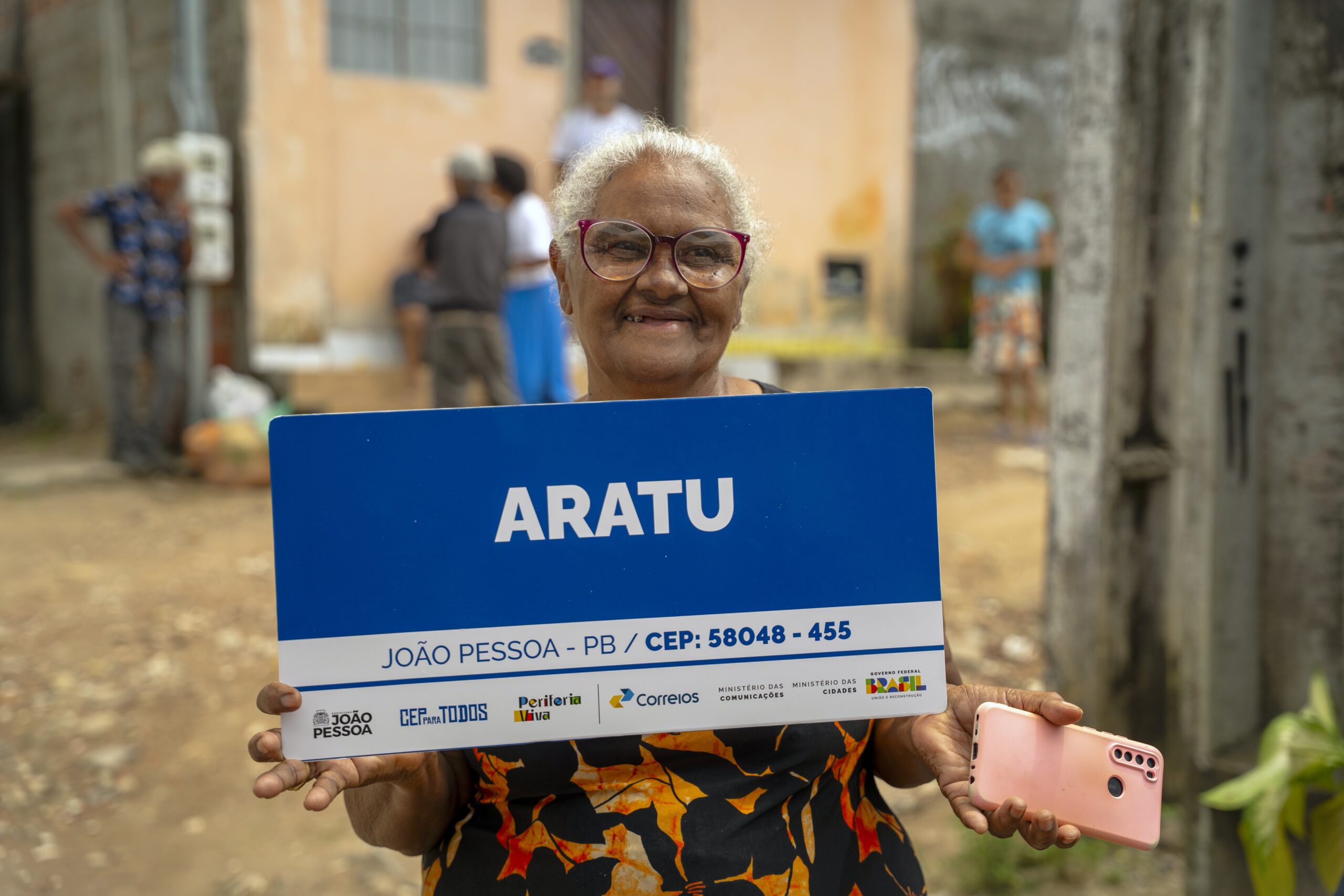 Senhorinha com a placa